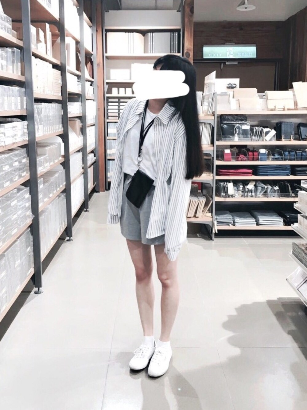 「black and white、gray、SUPERGA」｜「SUPERGAのSUPERGA 2750 COTU CLASSIC（スニーカー、ホワイト系）」を使った、WeiHsuanさん（レディース・162cm）の夏コーディネートの1枚目の写真