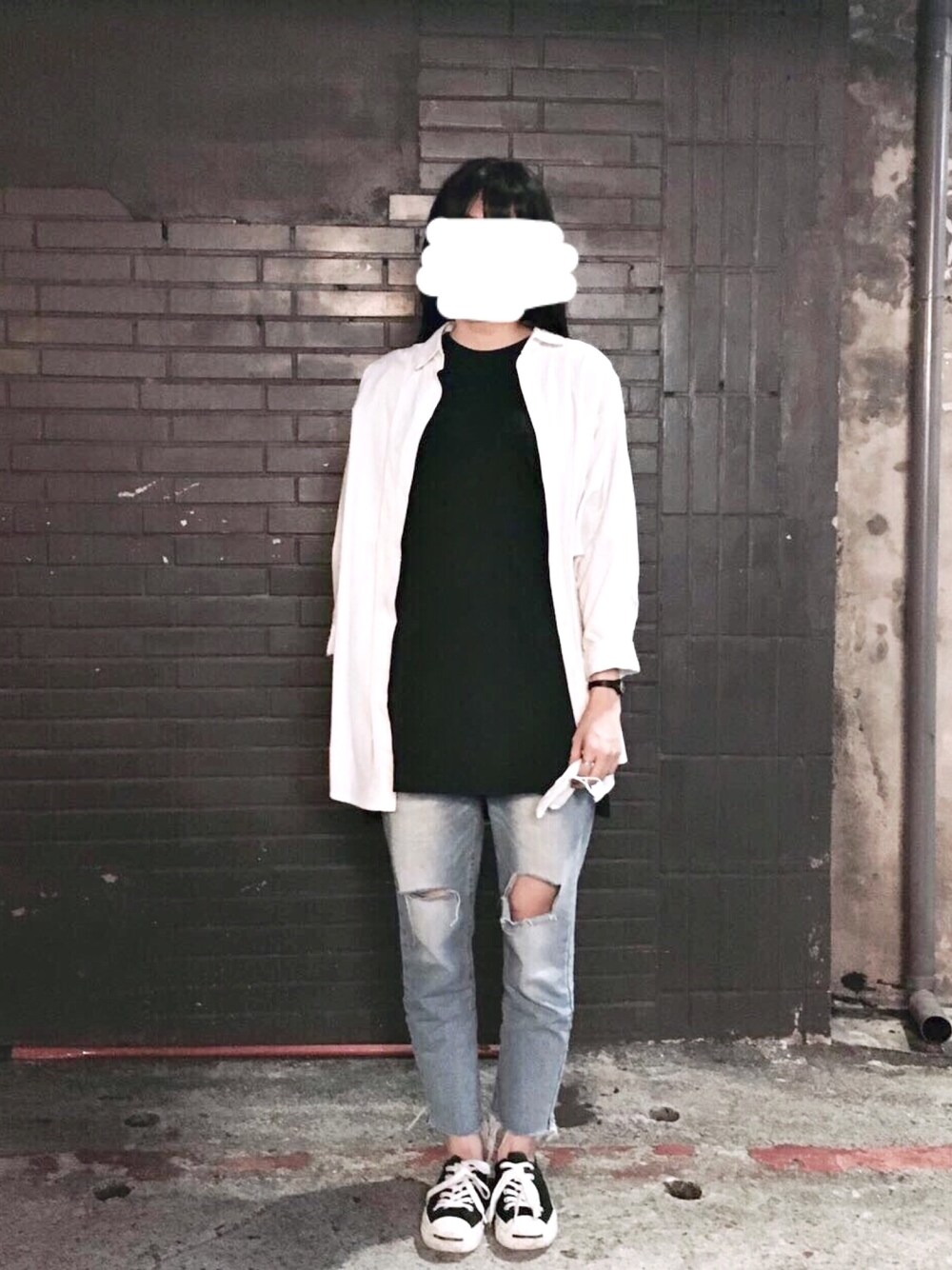 「MUJI、無印良品、converse」｜「無印良品のアイテム（Tシャツ/カットソー、ブルー系）」を使った、WeiHsuanさん（レディース・162cm）の夏コーディネートの1枚目の写真