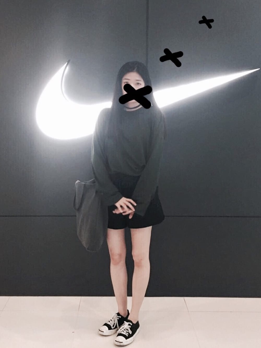 「H:CONNECT、Dogoose、converse、girlmonster」｜「H:CONNECTのアイテム（その他パンツ、ブラック系）」を使った、WeiHsuanさん（レディース・162cm）の秋コーディネートの1枚目の写真