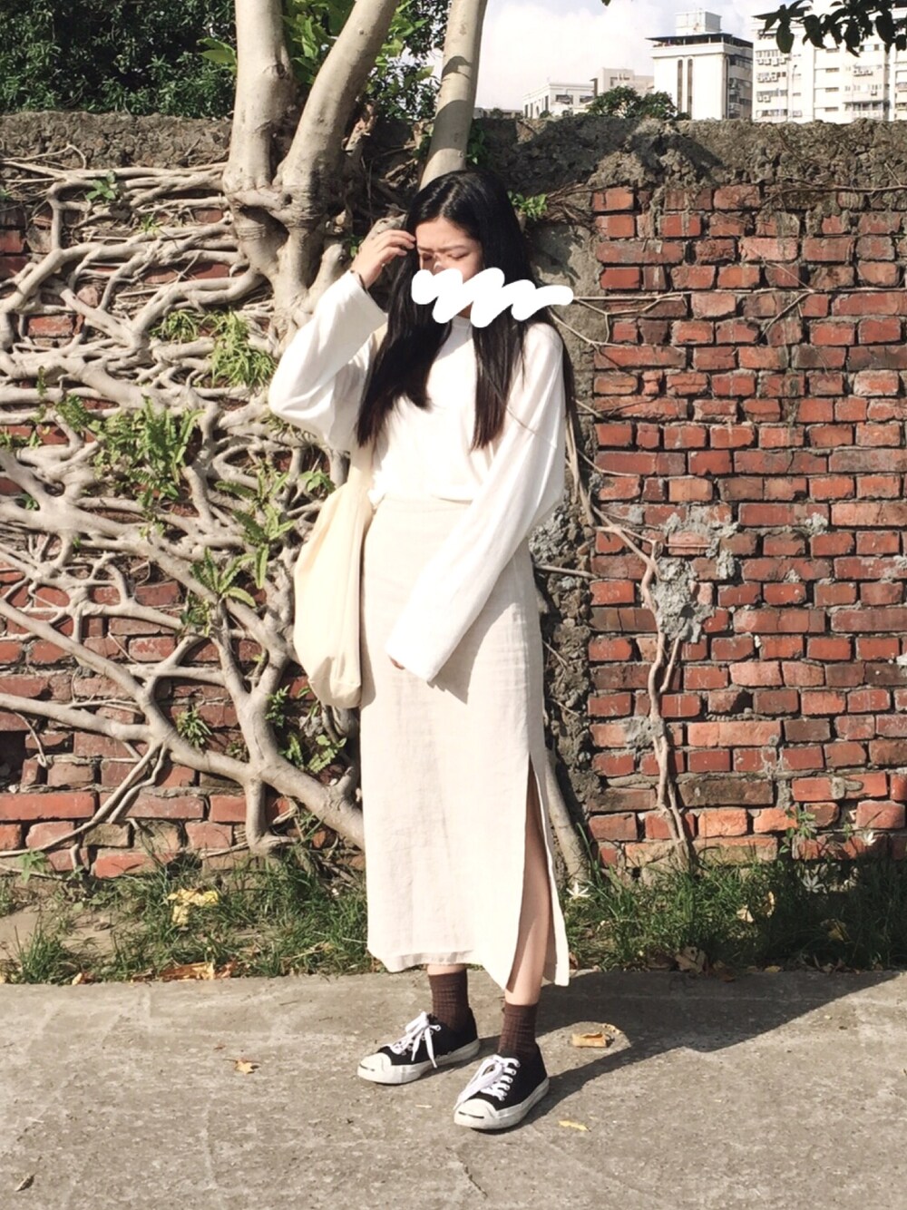 「Dogoose、white、skirt、autumn、converse」｜「CONVERSEのCONVERSE JACK PURCEL（スニーカー、ブラック系）」を使った、WeiHsuanさん（レディース・162cm）の秋コーディネートの1枚目の写真