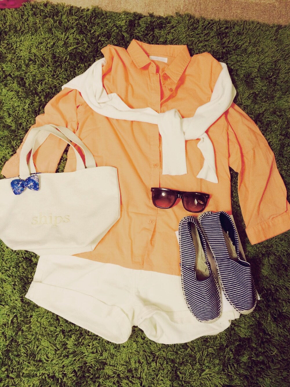 「オレンジ、デニムショートパンツ、シャツスタイル、ビタミンカラー、エスパドリーユ」｜「SHIPSのトートbag（トートバッグ、ホワイト系）」を使った、chiihiirooさん（レディース・161cm）の春コーディネートの1枚目の写真