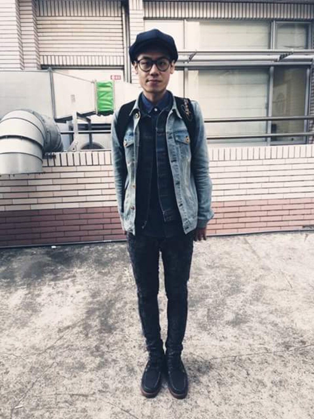 「5のアイテム（デニムジャケット、ブルー系）」を使った、李祥豪さん（メンズ・171cm）の夏コーディネートの1枚目の写真