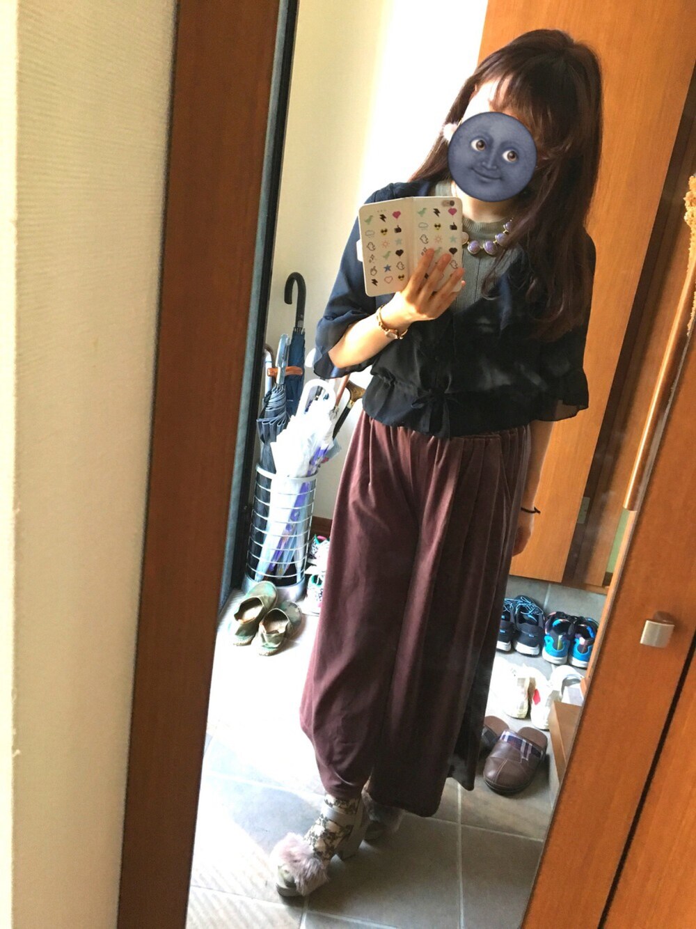 「秋のコーデ、ヴィンテージ風、ベロアパンツ、ファーサンダル、花柄ソックス、カーキ、ブラウン、ブラック、フリル、プチプラ」｜「E hyphen world galleryのラッフルカラー5Sブラウス（シャツ/ブラウス、ブラック系）」を使った、めIさん（レディース・153cm）の秋コーディネートの1枚目の写真