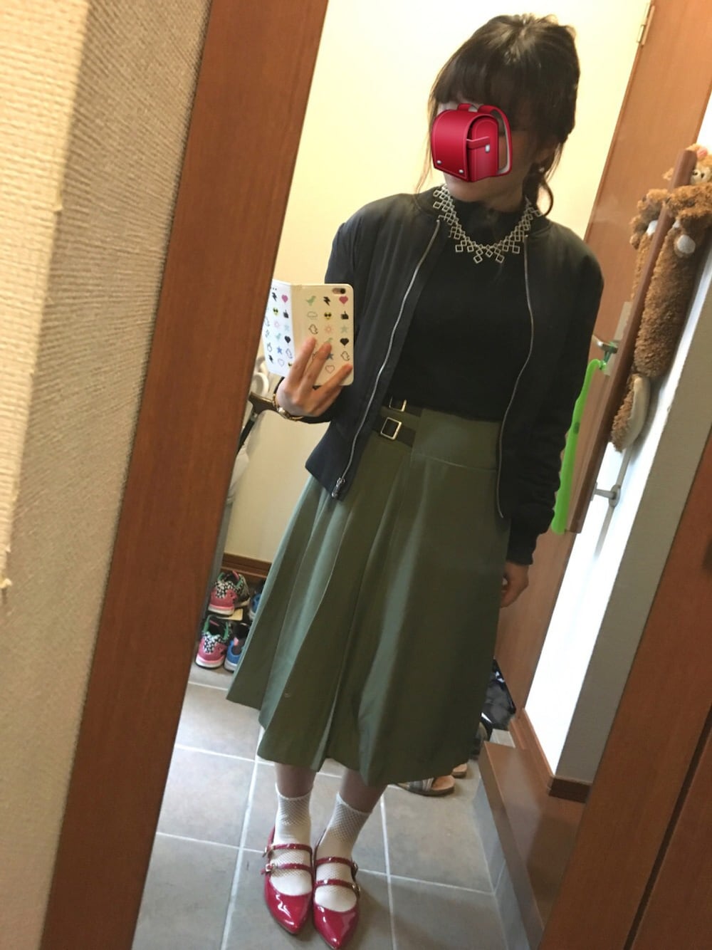 「秋のコーデ、リブニット、トーションソックス、プチプラ、ブラック、カーキ、赤パンプス、ポニーテール」｜「JEANASISのアイテム（ネックレス、ホワイト系）」を使った、めIさん（レディース・153cm）の秋コーディネートの1枚目の写真