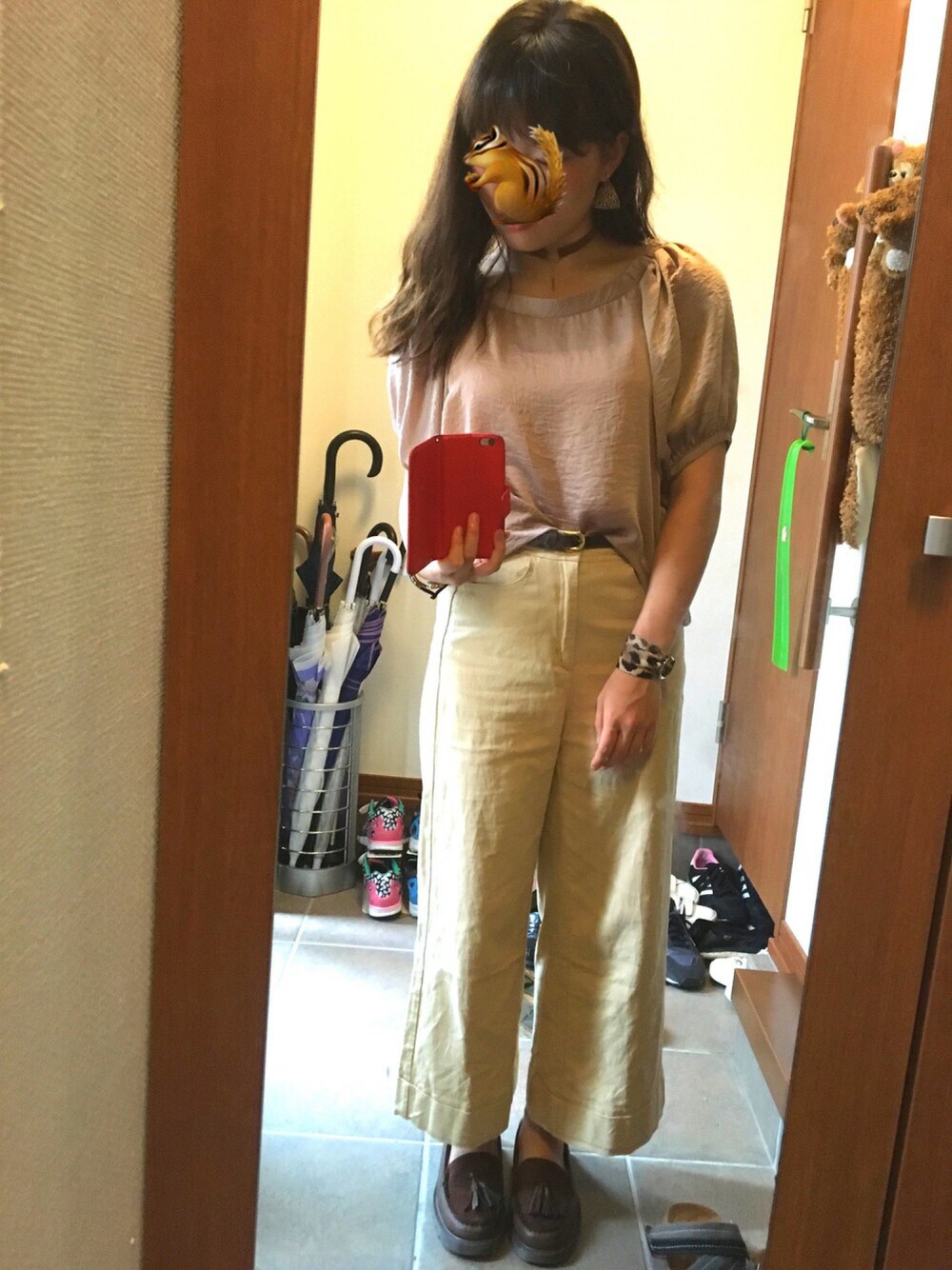 「秋、パンツスタイル、ワイドパンツ、ワントーンコーデ、ベージュ、レオパード、プチプラ、ブラウン、サテン」｜「RAY CASSINのビンテージオフショルブラウス（シャツ/ブラウス、ベージュ系）」を使った、めIさん（レディース・153cm）の秋コーディネートの1枚目の写真
