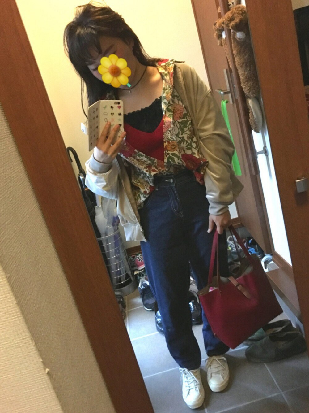 「秋のコーデ、花柄ブラウス、ニットキャミソール、デニムパンツ、ベロア、レッド、スニーカー、おおぶりピアス」｜「LOWRYS FARMの12ゲージリブキャミ　722543（キャミソール、レッド系）」を使った、めIさん（レディース・153cm）の秋コーディネートの1枚目の写真