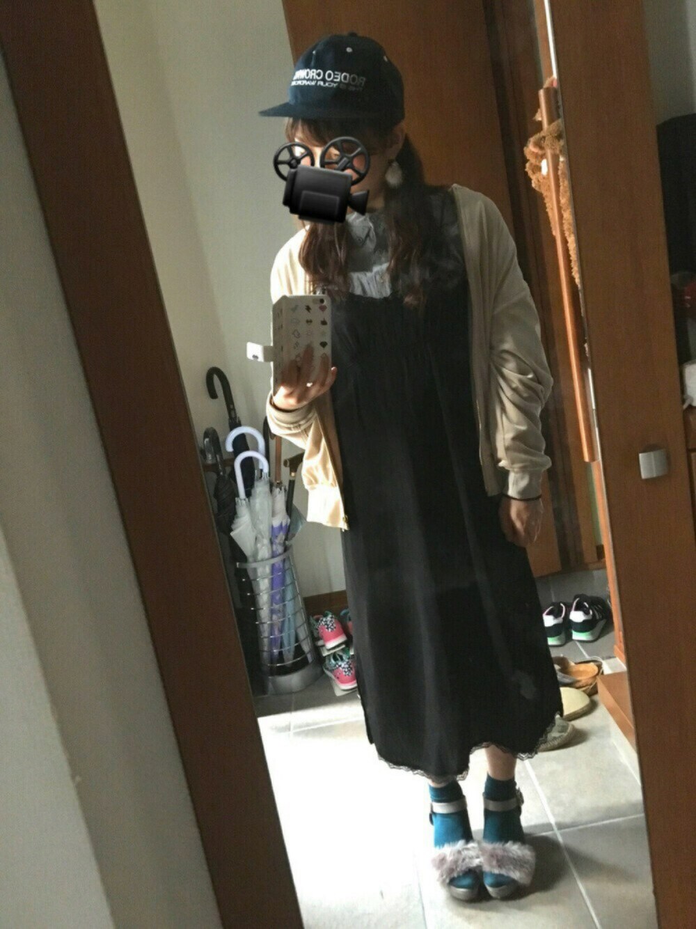 「ootd、カジュアルミックス、キャップ、ファーサンダル、キャミワンピ、ブラック、グリーン、グレー、ファーピアス、ベロア」｜「Rodeo Crownsのベーシック キャップ（キャップ、ブラック系）」を使った、めIさん（レディース・153cm）の秋コーディネートの1枚目の写真