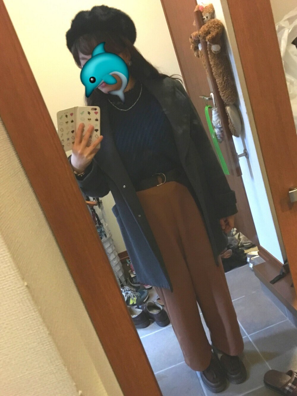 「シンプル、キレイめ、ファー小物、ベレー帽、Vネックニット、ワイドパンツ、ローファー、チェスターコート」｜「salut!のｱﾝｺﾞﾗﾍﾞﾚｰ帽（ハンチング/ベレー帽、ブラック系）」を使った、めIさん（レディース・153cm）の秋コーディネートの1枚目の写真