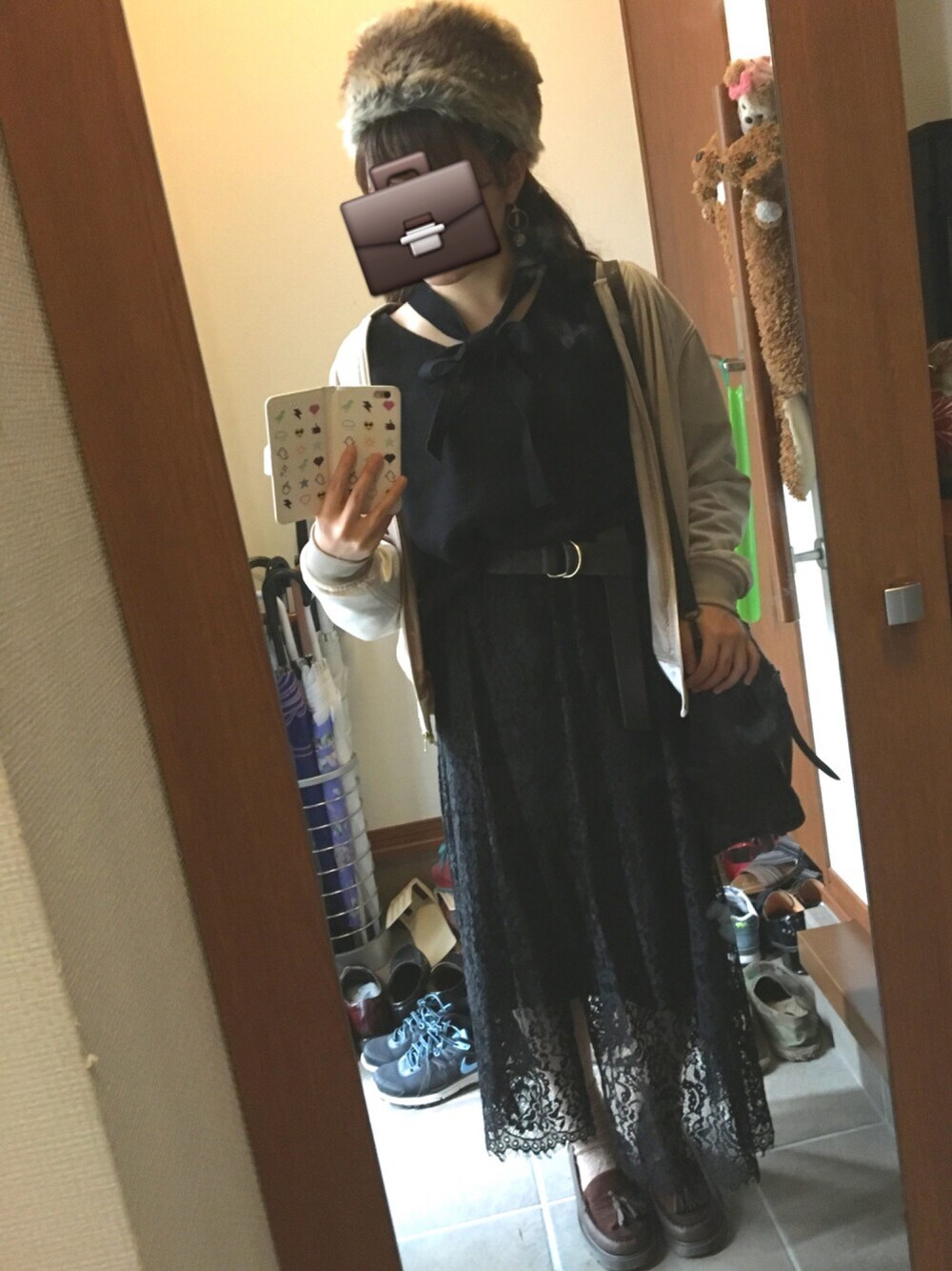 「プチプラ、オールブラック、ベロア、ファー帽子、ブラック×ブラウン、ローファー、レーススカート、Vネックニット」｜「cepoのファーロシアン帽（ニットキャップ/ビーニー、ベージュ系）」を使った、めIさん（レディース・153cm）の秋コーディネートの1枚目の写真