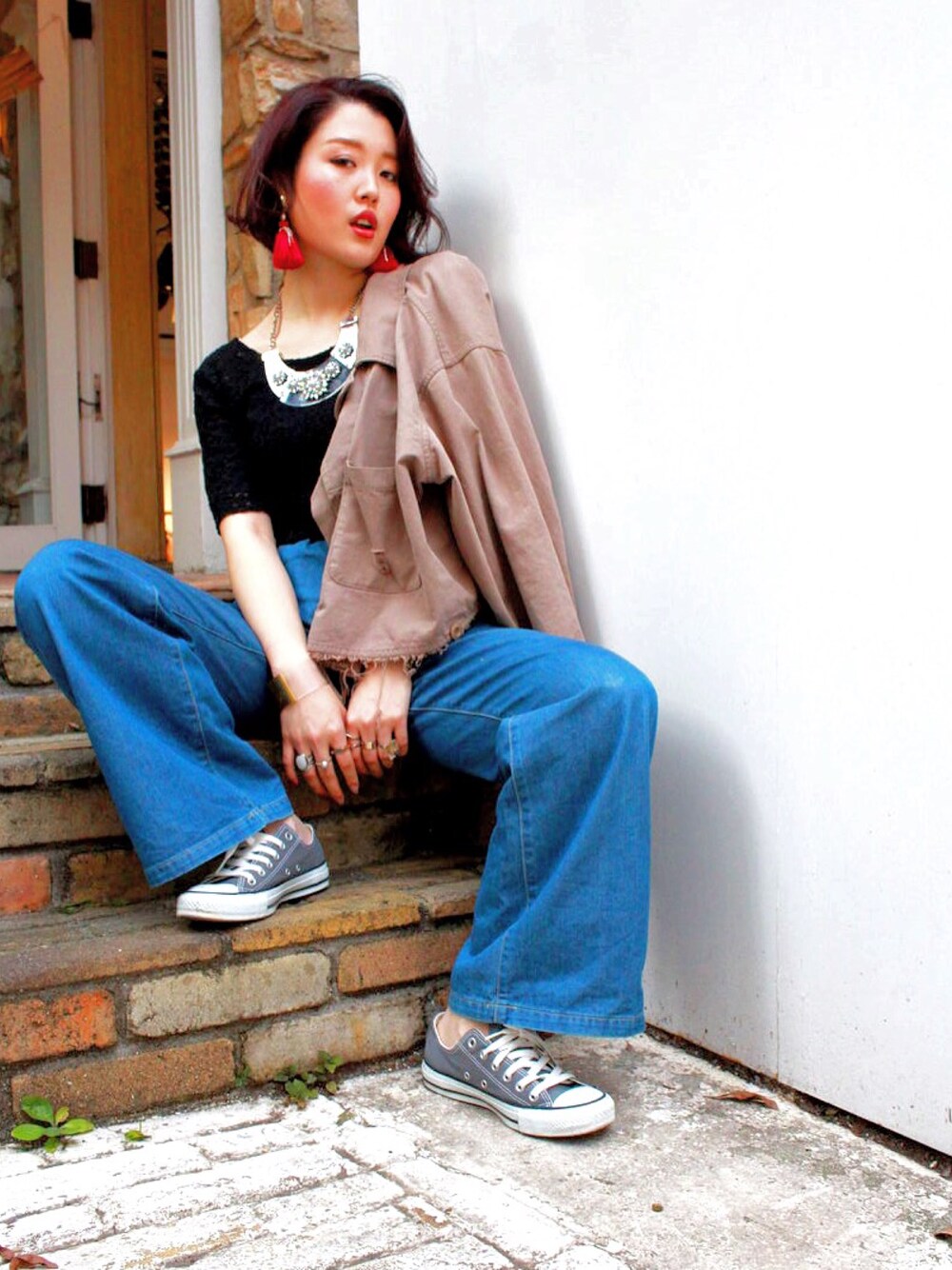 「オトナカジュアル、カジュアル、大人コーデ、スニーカー、Tシャツ×デニム、黒、H&M、LOWRYS FARM、AMERI」｜「AmeriのMILITARY VOLUME SHORT JACKET（ミリタリージャケット、ベージュ系）」を使った、yukipiiさん（レディース・169cm）の春コーディネートの1枚目の写真