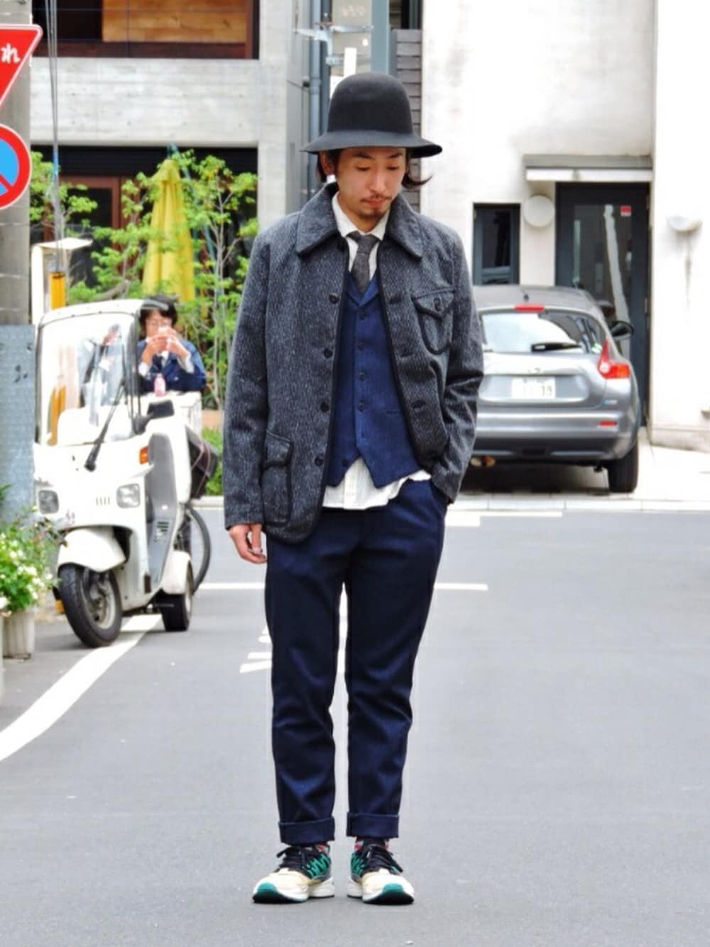 ブラック系のその他アウター、ブルー系のベスト、ブルー系のその他パンツを着用したメンズの秋コーディネートの1枚目の写真