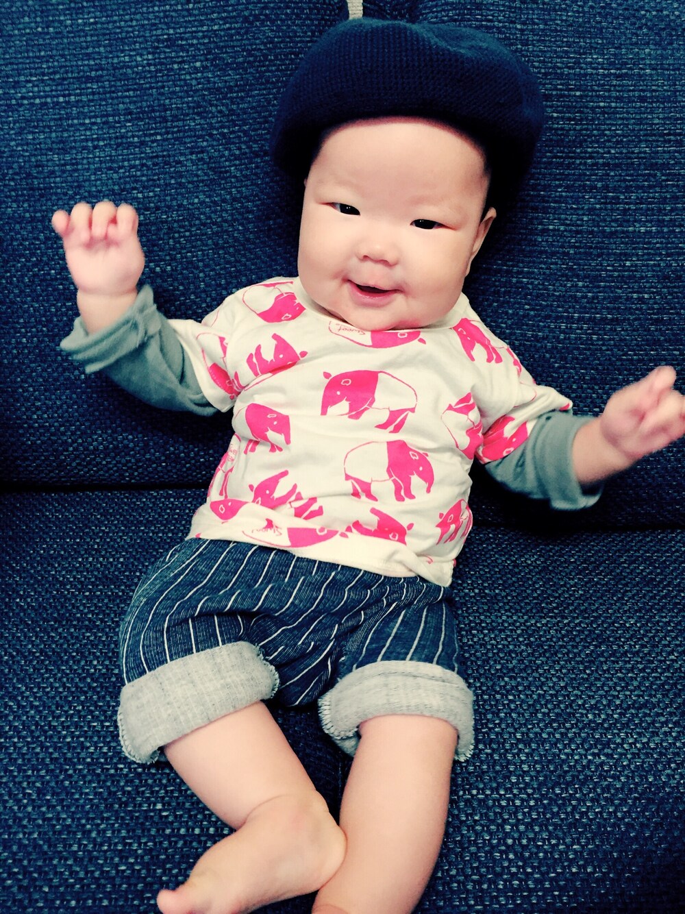 「男の子コーデ、おとこのこ、Tシャツ、パンツ、バク柄、手編みベレー、ベレー帽」｜「Handmadeのアイテム（ハンチング/ベレー帽、ブラック系）」を使った、kisukeさん（キッズ・70cm）の秋コーディネートの1枚目の写真