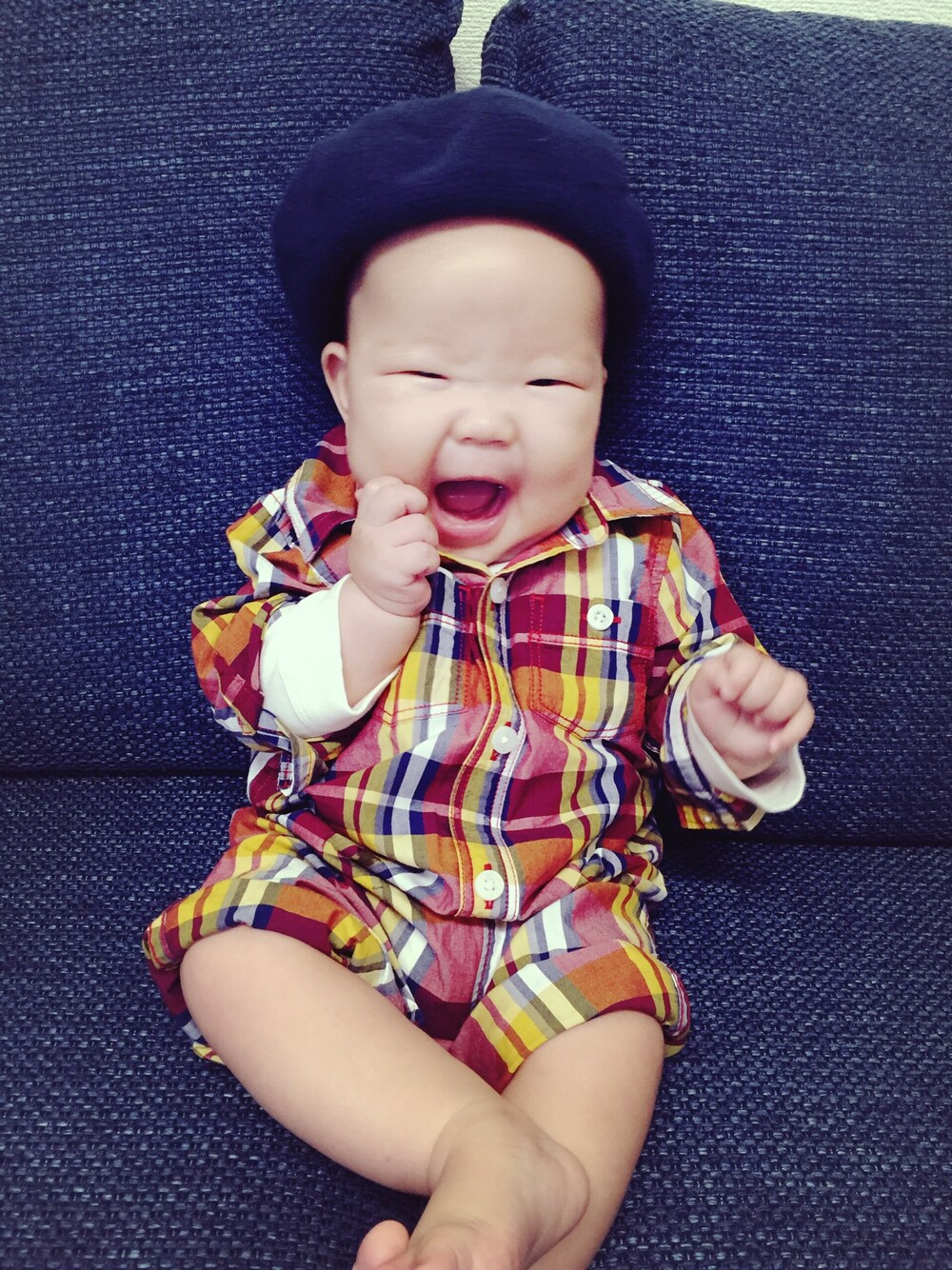 「babygap、ロンパース、チェック、チェックシャツ、ベレー帽、ハンドメイド、手編み、ユニクロ」｜「Handmadeのアイテム（ハンチング/ベレー帽、ブラック系）」を使った、kisukeさん（キッズ・70cm）の秋コーディネートの1枚目の写真