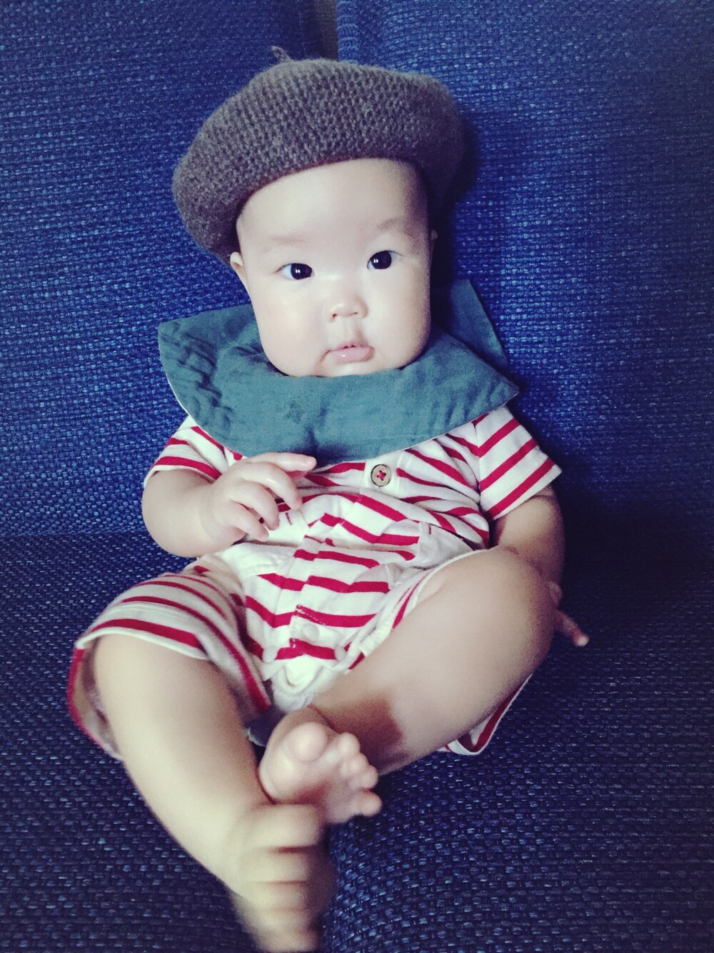 「ボーダー、ベレー帽、スタイ、手編み、てづくり、男の子コーデ、男の子」｜「西松屋のアイテム（ロンパース、レッド系）」を使った、kisukeさん（キッズ・70cm）の秋コーディネートの1枚目の写真