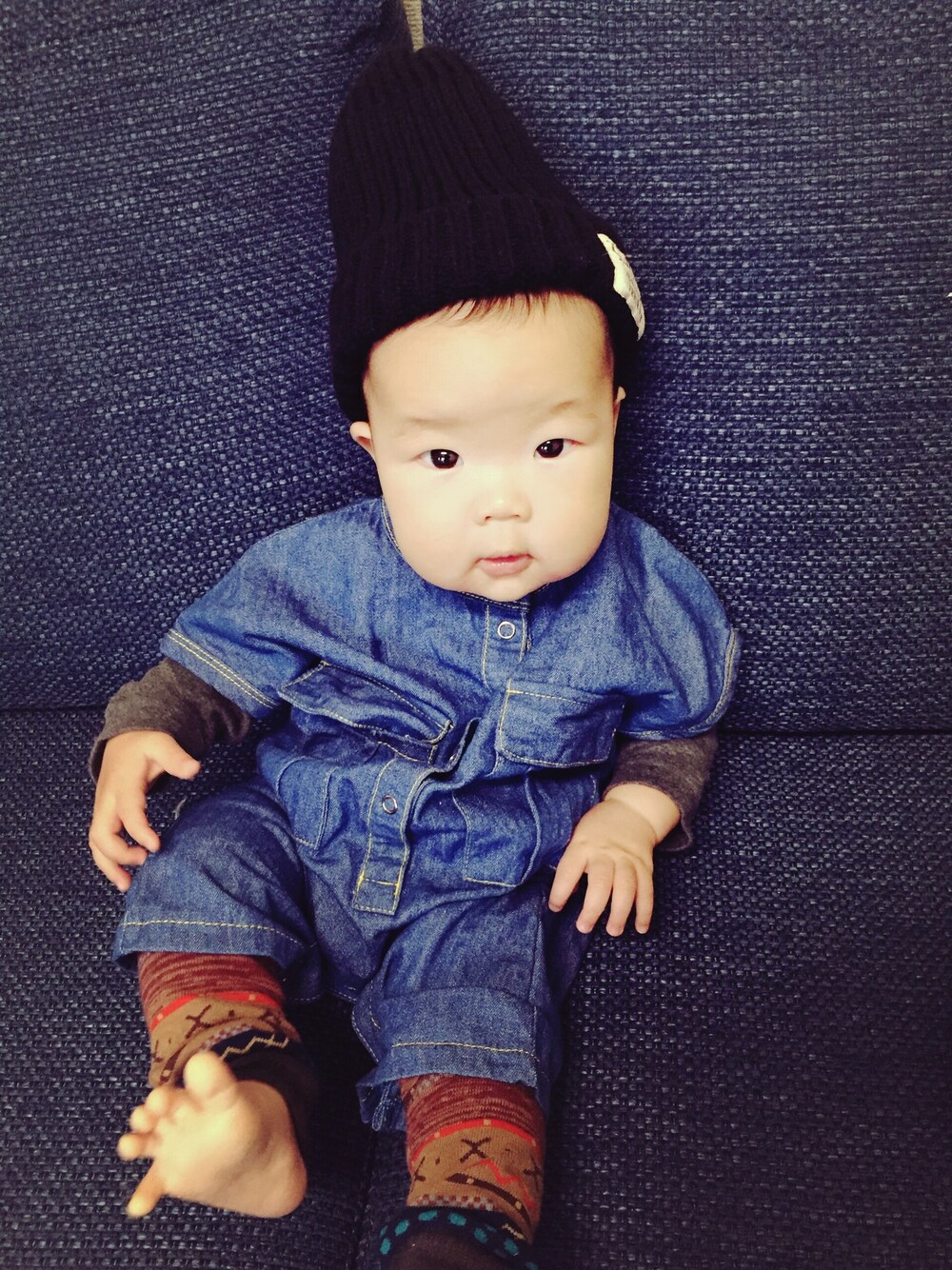 「男の子、男の子コーデ、ロンパース、韓国子供服、ニット帽、レッグウォーマー」｜「西松屋のアイテム（ニットキャップ/ビーニー、ブラック系）」を使った、kisukeさん（キッズ・70cm）の秋コーディネートの1枚目の写真