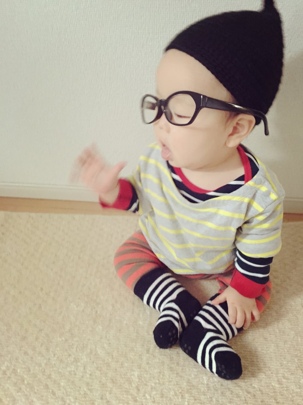 「しましま、ボーダー、男の子、どんぐり帽、全身しましま、UNIQLO、とーちゃんのメガネ、めがね、男の子コーデ、ひよこクラブコーデコンテスト」｜「Handmadeのアイテム（ニットキャップ/ビーニー、ブラック系）」を使った、kisukeさん（キッズ・70cm）の冬コーディネートの1枚目の写真