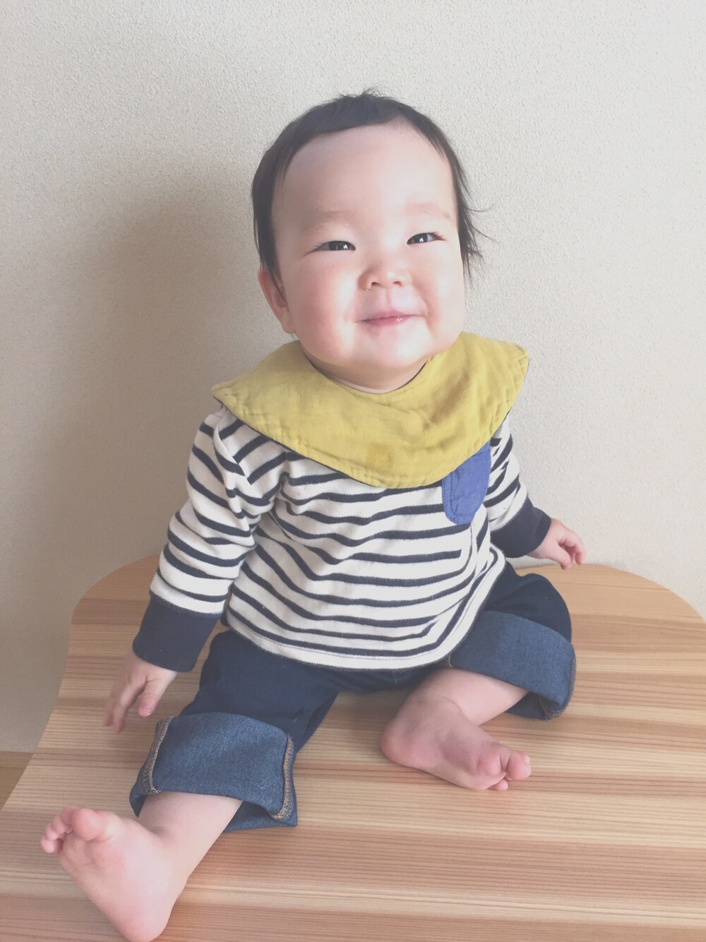 「男の子、無印良品、キッズファッション、10ヶ月、てづくりスタイ、ハンドメイド、ゴキゲン、ボーダー、デニム、男の子コーデ」｜「Handmadeのアイテム（スタイ/よだれかけ、グリーン系）」を使った、kisukeさん（キッズ・70cm）の冬コーディネートの1枚目の写真