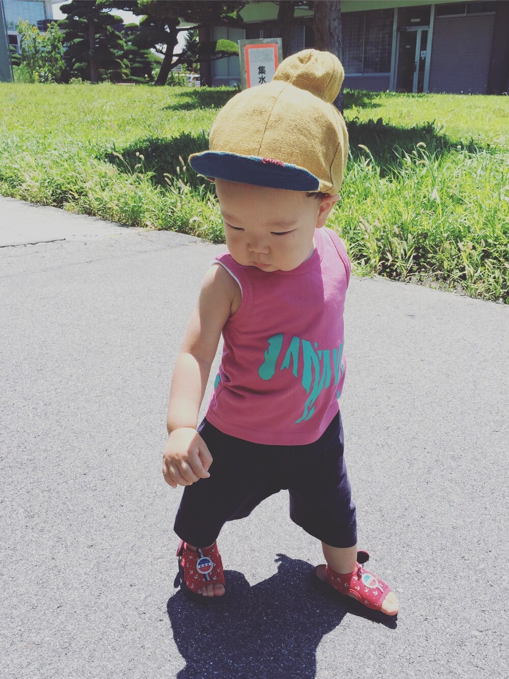 「男の子、1歳4ヶ月、男の子コーデ、無印良品、スミダタカユキ、ソトアソビ、おでかけ、夏コーデ」｜「スミダタカユキのアイテム（帽子、その他）」を使った、kisukeさん（キッズ・80cm）の夏コーディネートの1枚目の写真