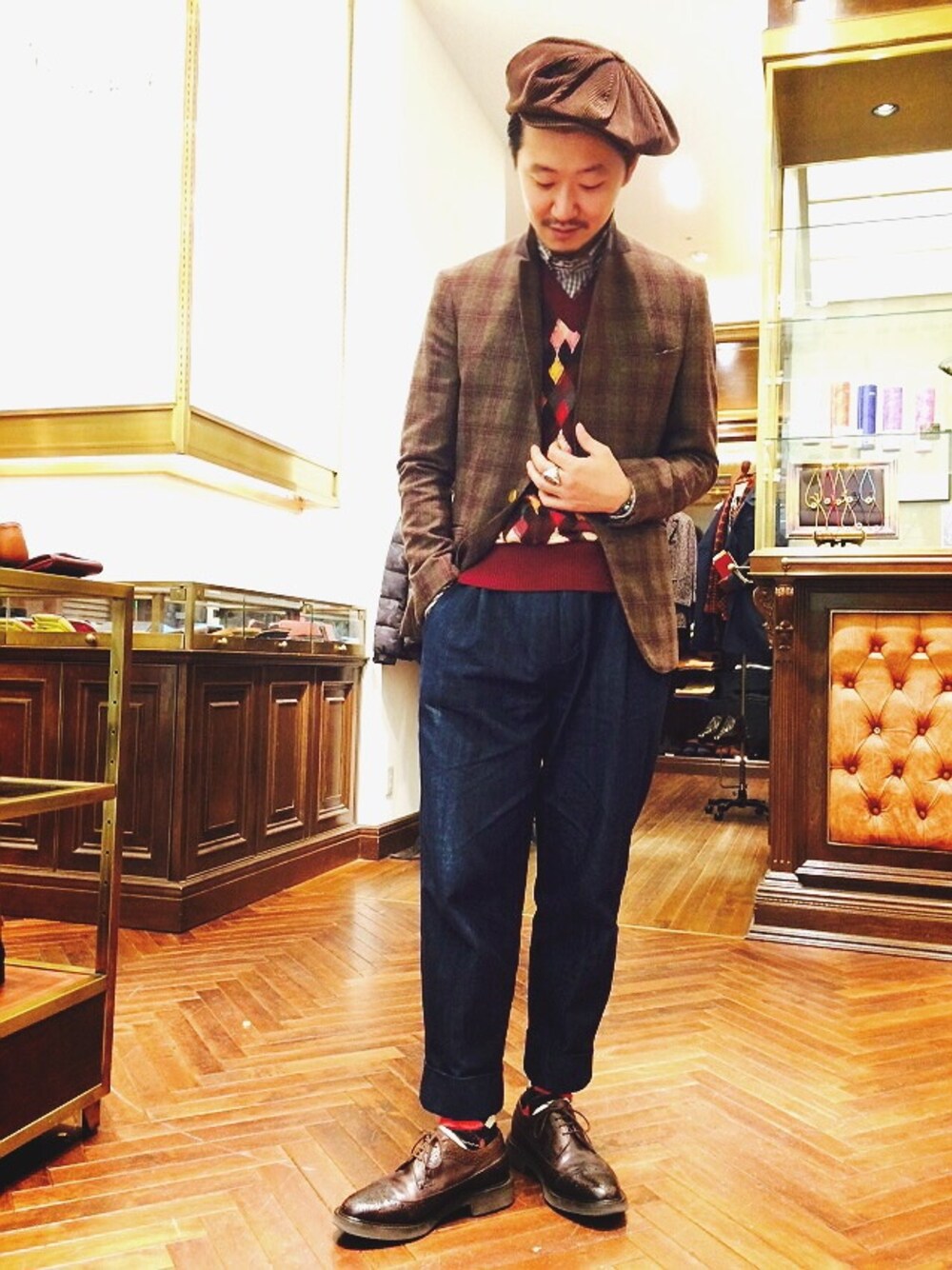 「tricker's、happy socks、art comes first、nano・universe、hannahats、おじいちゃん、トラッド、ジャケット、アーガイル柄」｜「ART COMES FIRSTのアイテム（デニムパンツ、ブルー系）」を使った、そわじゅんいちさん（メンズ・175cm）の秋コーディネートの1枚目の写真