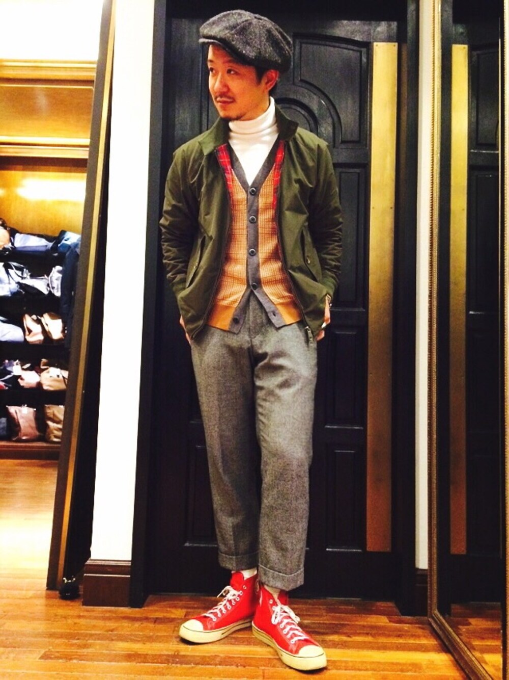「converse、nano・universe、BARACUTA、steaven alan、バーズアイ、白タートルネック、hannahats、赤スニーカー、差し色、おじいちゃん」｜「BEAMSの○BARACUTA×BEAMS / 別注 G9（ブルゾン、グリーン系）」を使った、そわじゅんいちさん（メンズ・175cm）の冬コーディネートの1枚目の写真