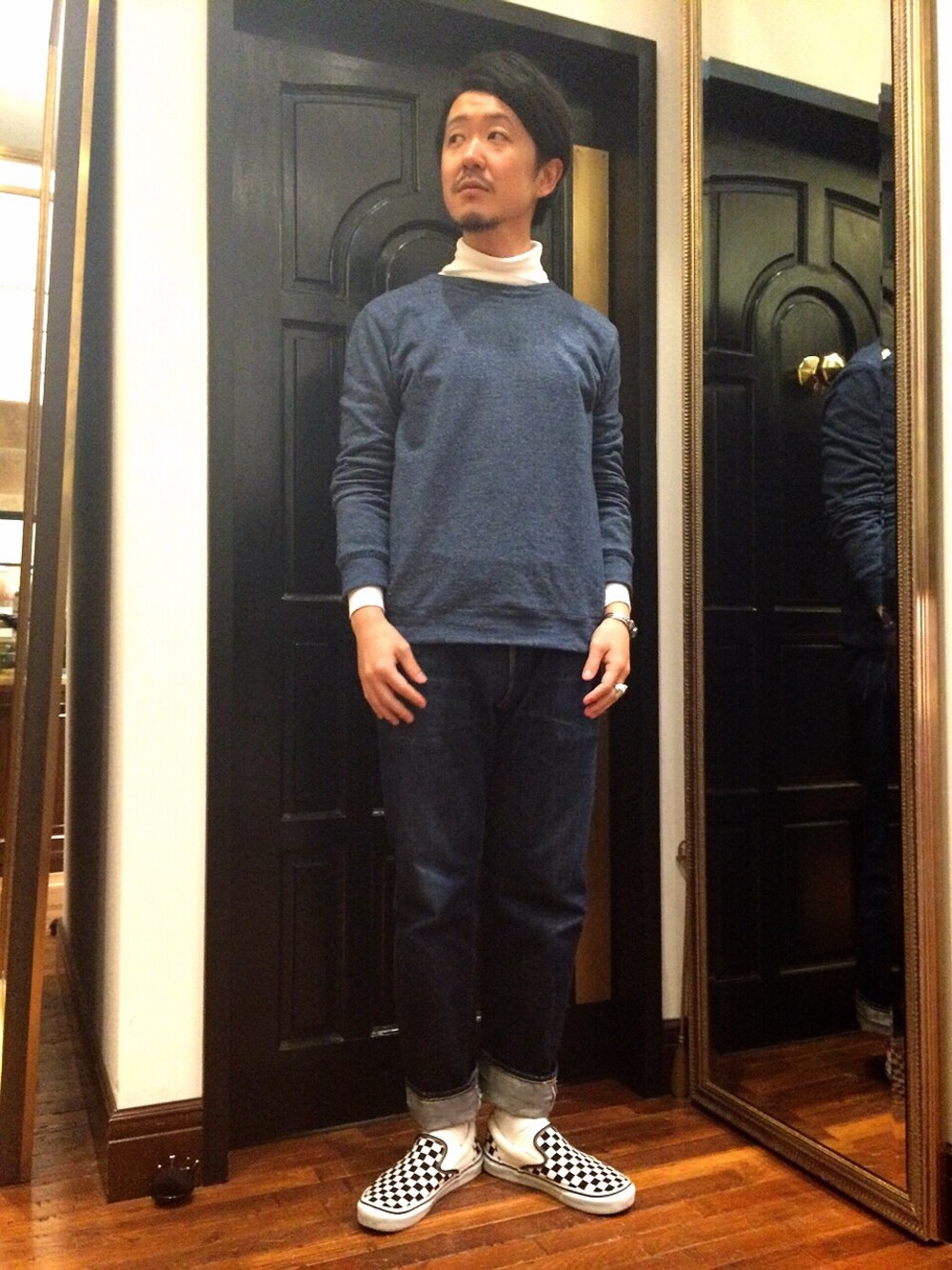 ブルー系のスウェット、その他のスニーカーを着用したメンズの冬コーディネートの1枚目の写真