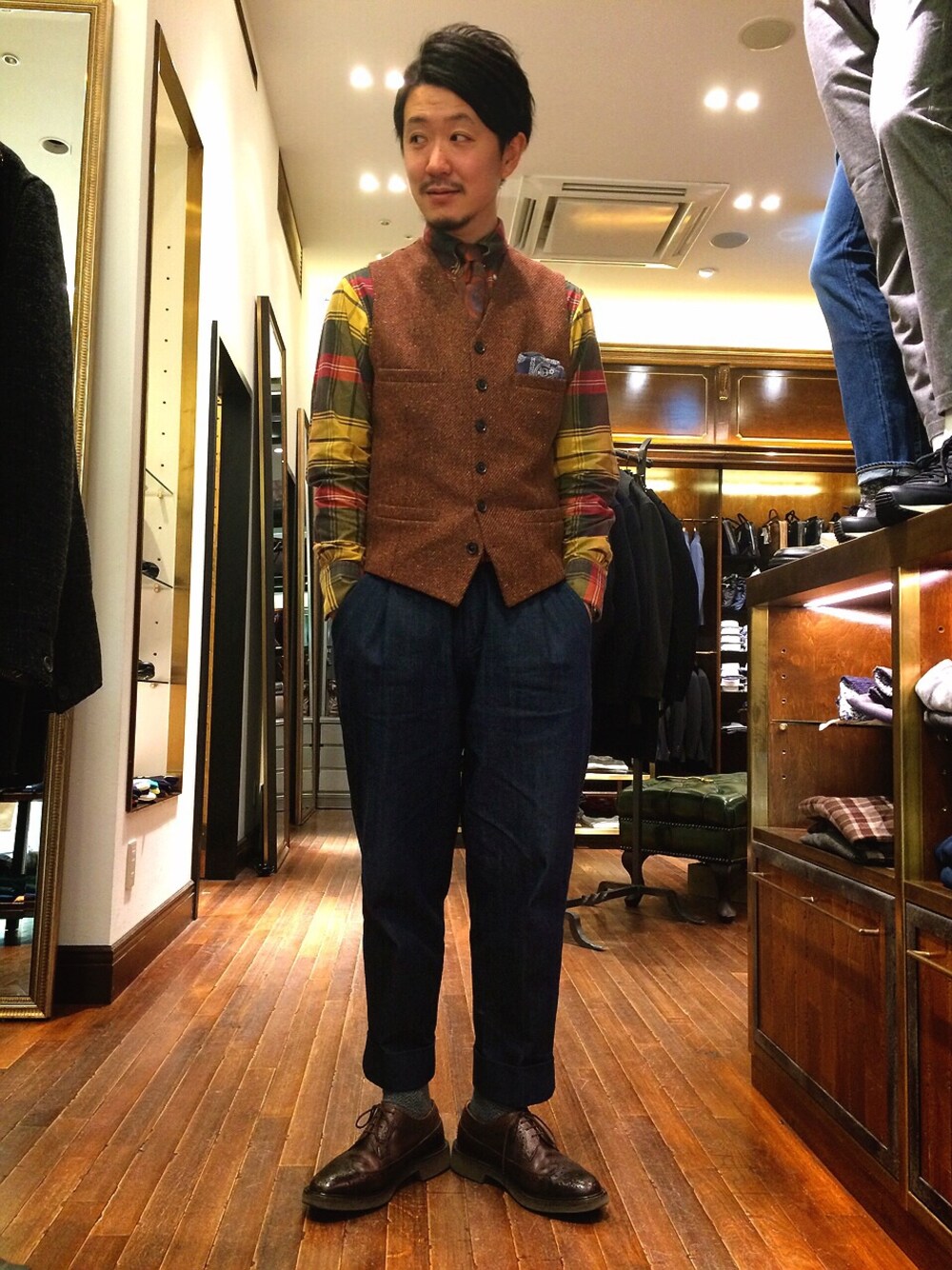 「blackfleece、BLACK FLEECE BY Brooks Brothers、nano・universe、UMIT BENAN、art comes first、tricker's、トラッド、ベスト、タックパンツ」｜「BLACK FLEECE by Brooks Brothersのアイテム（シャツ/ブラウス、その他）」を使った、そわじゅんいちさん（メンズ・175cm）の冬コーディネートの1枚目の写真