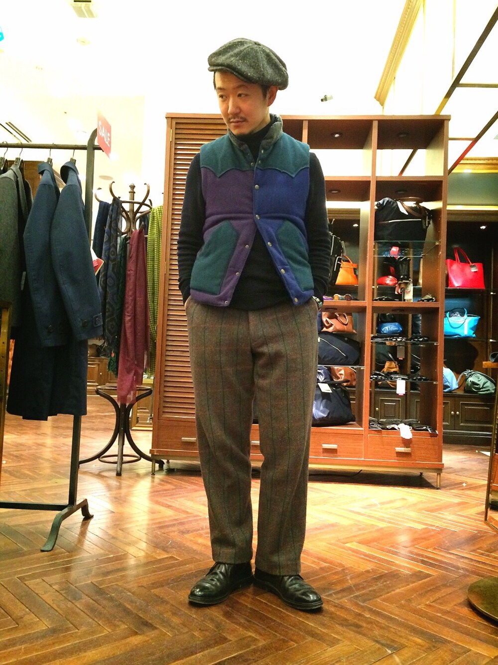 「hannahats、ALDEN、古着、nano・universe、A.P.C.、タートルネック、ウールスラックス、ウールパンツ、中綿ベスト、チェックパンツ」｜「NANO universeのciname 梅田イーマ店5周年品（ベスト、ブルー系）」を使った、そわじゅんいちさん（メンズ・175cm）の冬コーディネートの1枚目の写真