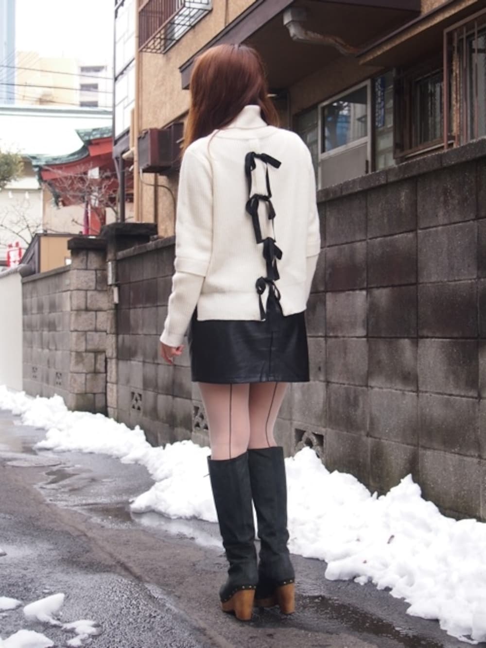 桑原ゆうさんの「タートルネックニット（SACRA）」を使ったコーディネートの1枚目の写真