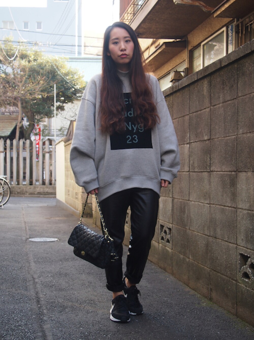 「スニーカー、NIKE、ACNE、dholic、スニーカーコーデ、ナイキ、ナイキスニーカー、スウェットトップス、INTERNATIONALIST」｜「Acne StudiosのAcne Studios Beta Flock Sweatshirt（スウェット、その他）」を使った、桑原ゆうさん（レディース・161cm）の冬コーディネートの1枚目の写真