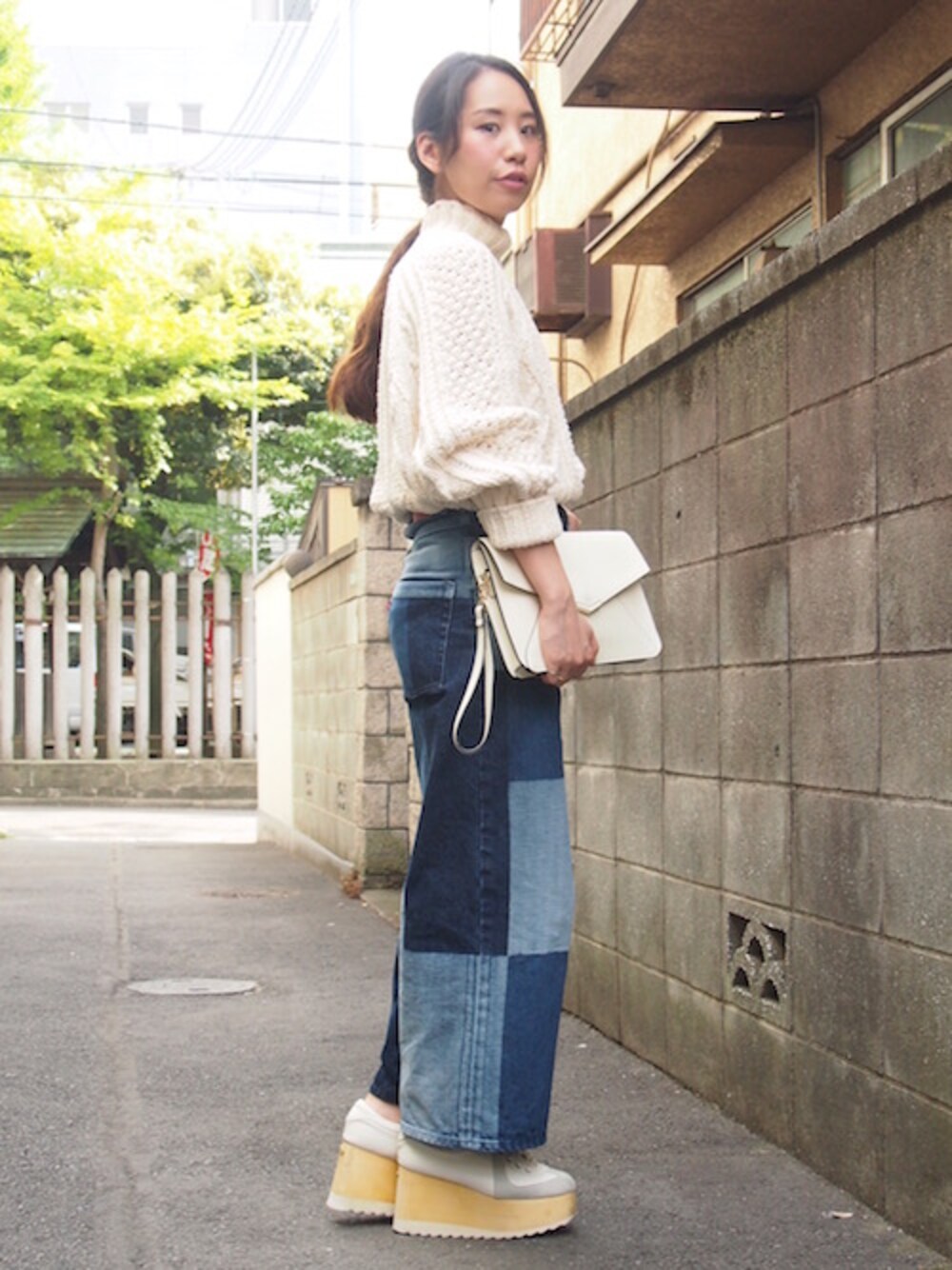 「durbuy、g.v.g.v.、パッチワーク、gvgv、デニムパンツ、フレアパンツ、ワイドデニム、パッチワークデニム、JUN MIKAMI」｜「Hand Knitted Bodysuit（つなぎ/オールインワン、ホワイト系）」を使った、桑原ゆうさん（レディース・161cm）の夏コーディネートの1枚目の写真