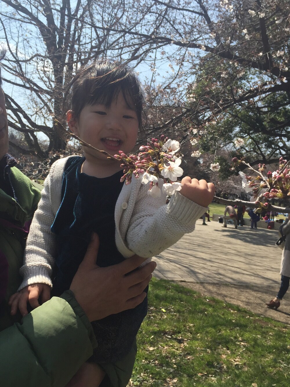 「女の子コーデ、秋コーデ、シンプルスタイル、babygap、ブーツ、シンプル、女の子、カジュアル、kids、親子コーデ」｜「GAPのアイテム（カーディガン/ボレロ、ホワイト系）」を使った、kyoさん（キッズ・90cm）の秋コーディネートの1枚目の写真