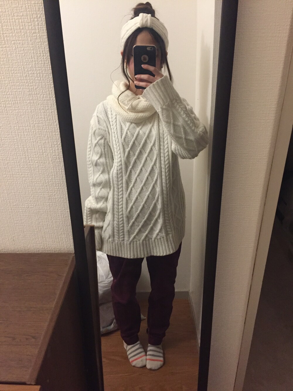 ホワイト系のニット/セーター、パープル系のその他パンツ、ホワイト系のヘアバンドを着用したレディースの秋コーディネートの1枚目の写真