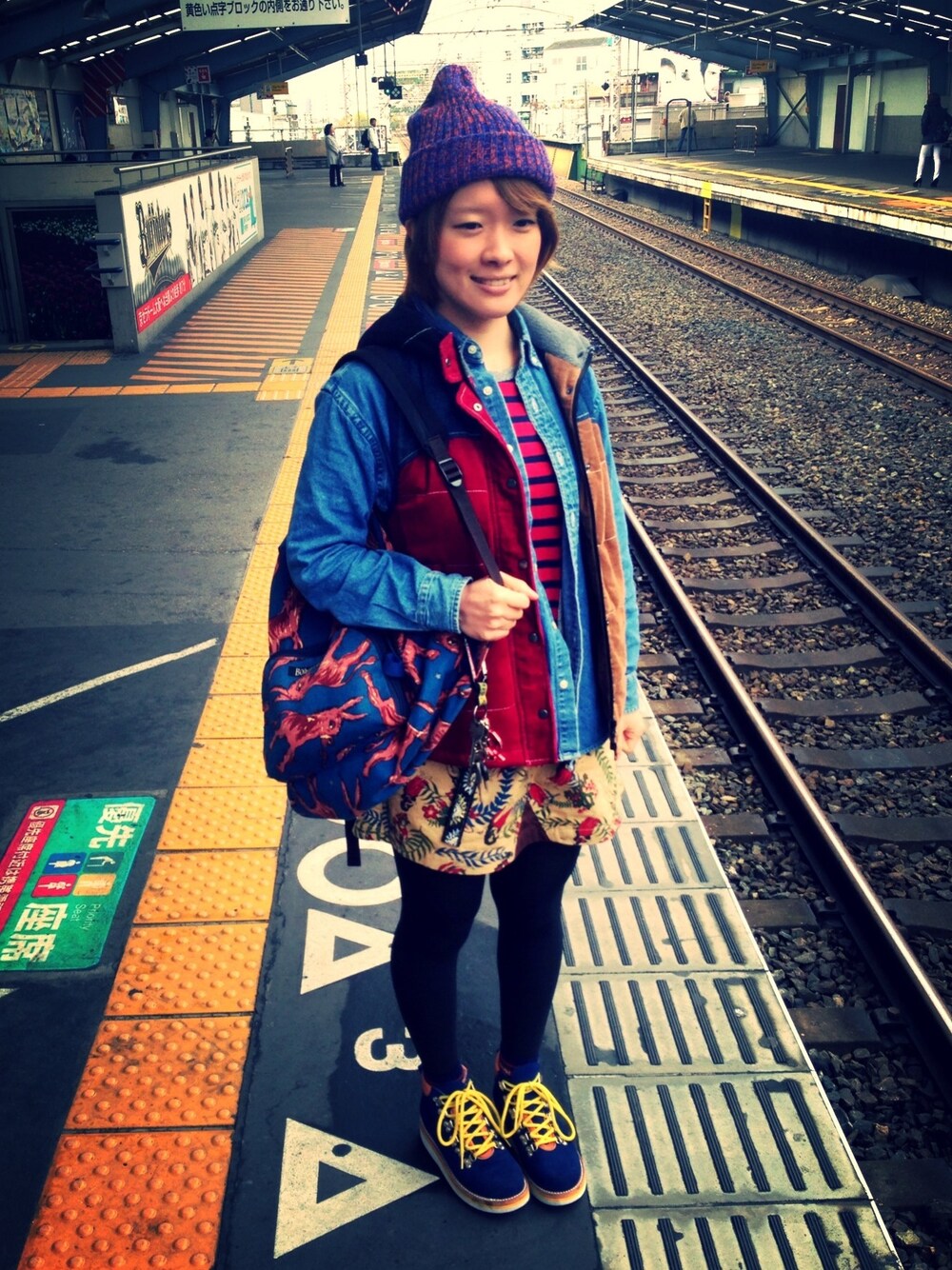 「ベスト、厚底シューズ」｜「BOHEMIANSのBACK PACK(Donkey Star)（バックパック/リュック、ブルー系）」を使った、ながしま あすかさん（レディース・157cm）の春コーディネートの1枚目の写真