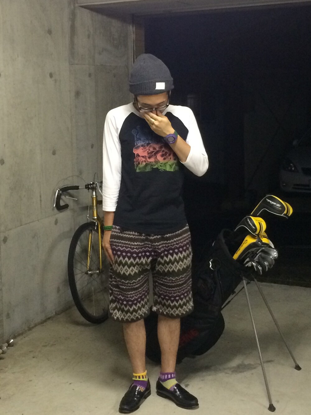 「ニット帽、モコモコ素材、ローファー、ラグランTシャツ、ローファー×靴下」｜「IDEO GARAGEのラグランTシャツ(キン肉マン)（Tシャツ/カットソー、ブラック系）」を使った、もきちさん（メンズ・177cm）の夏コーディネートの1枚目の写真