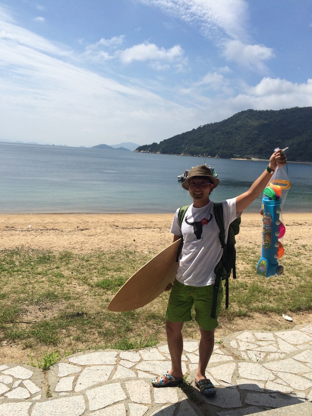 「ストローハット、バックパック、海、ショートパンツ、夏」｜「CA4LAのマウンテンストローハット（ハット、ベージュ系）」を使った、もきちさん（メンズ・177cm）の秋コーディネートの1枚目の写真