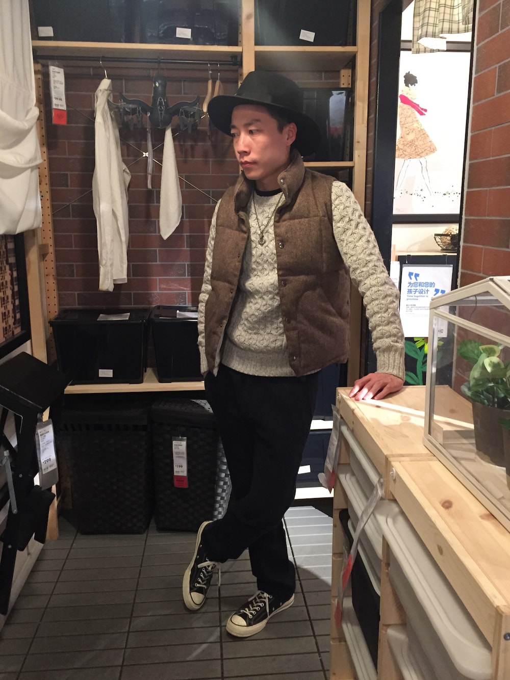 「GAPのアイテム（ニット/セーター、ベージュ系）」を使った、张先生さん（メンズ・179cm）の冬コーディネートの1枚目の写真