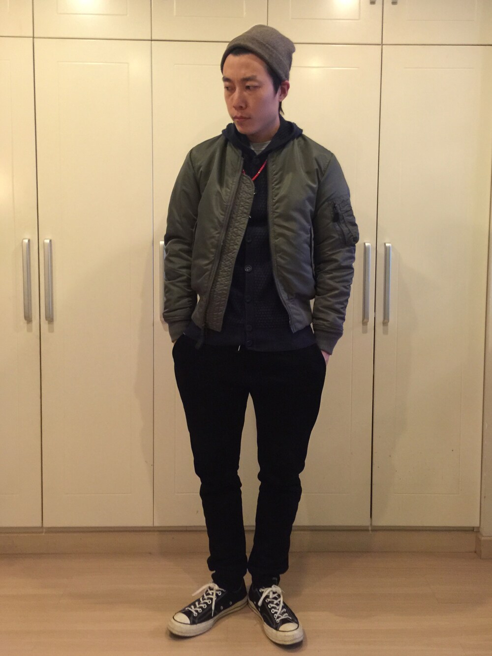 「AVIREXのアイテム（ミリタリージャケット、グリーン系）」を使った、张先生さん（メンズ・179cm）の冬コーディネートの1枚目の写真
