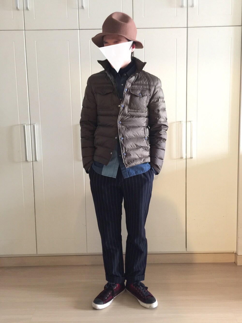 「JOURNAL STANDARDのアイテム（その他パンツ、ブラック系）」を使った、张先生さん（メンズ・179cm）の冬コーディネートの1枚目の写真