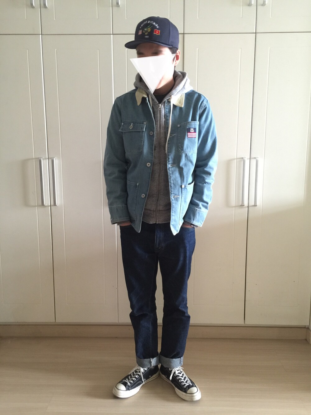 「STUSSYのアイテム（デニムジャケット、ブルー系）」を使った、张先生さん（メンズ・179cm）の冬コーディネートの1枚目の写真