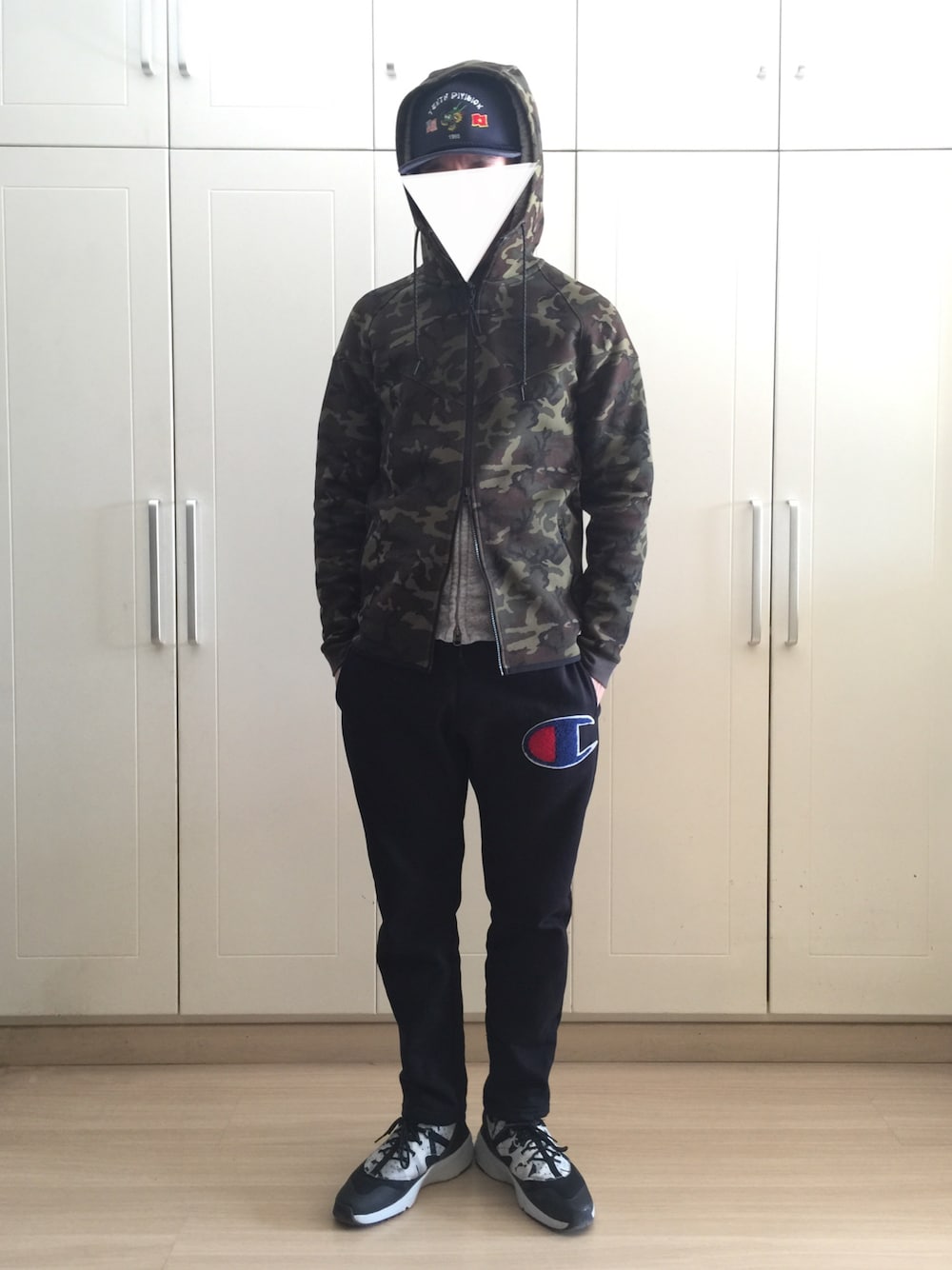 「NIKE SPORTSWEARのメンズ ナイキ テックフリース カモフラ ジップパーカー NIKE TECH FLEECE WR-CAMO 1MM 694005（パーカー、グレー系）」を使った、张先生さん（メンズ・179cm）の冬コーディネートの1枚目の写真
