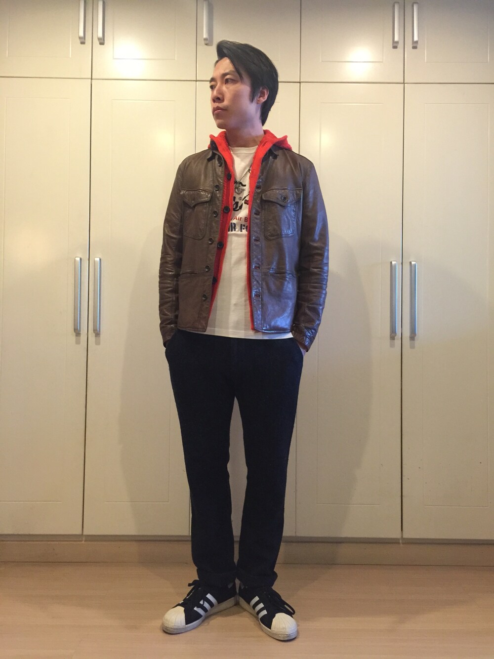 「JOURNAL STANDARDのアイテム（チノパンツ、ブラック系）」を使った、张先生さん（メンズ・179cm）の春コーディネートの1枚目の写真