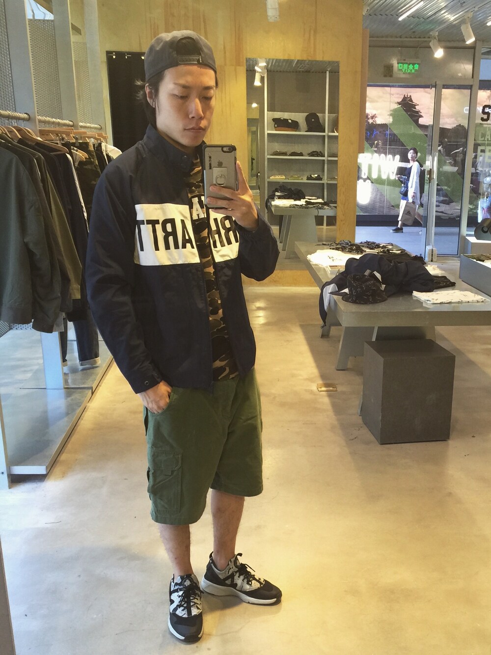 「Carhartt WIPのSHORE JACKET（ナイロンジャケット、ブラック系）」を使った、张先生さん（メンズ・179cm）の夏コーディネートの1枚目の写真