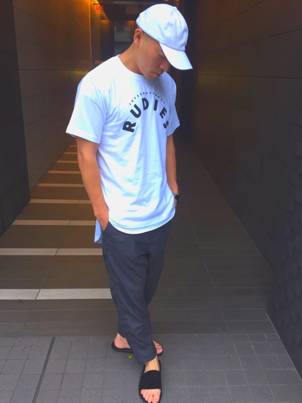 ホワイト系のTシャツ/カットソー、グレー系のその他パンツ、ホワイト系のTシャツ/カットソーを着用したメンズの夏コーディネートの1枚目の写真