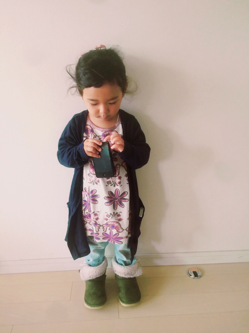 グレー系のチュニック、ブルー系のカーディガン/ボレロ、ブルー系のデニムパンツを着用したキッズの秋コーディネートの1枚目の写真