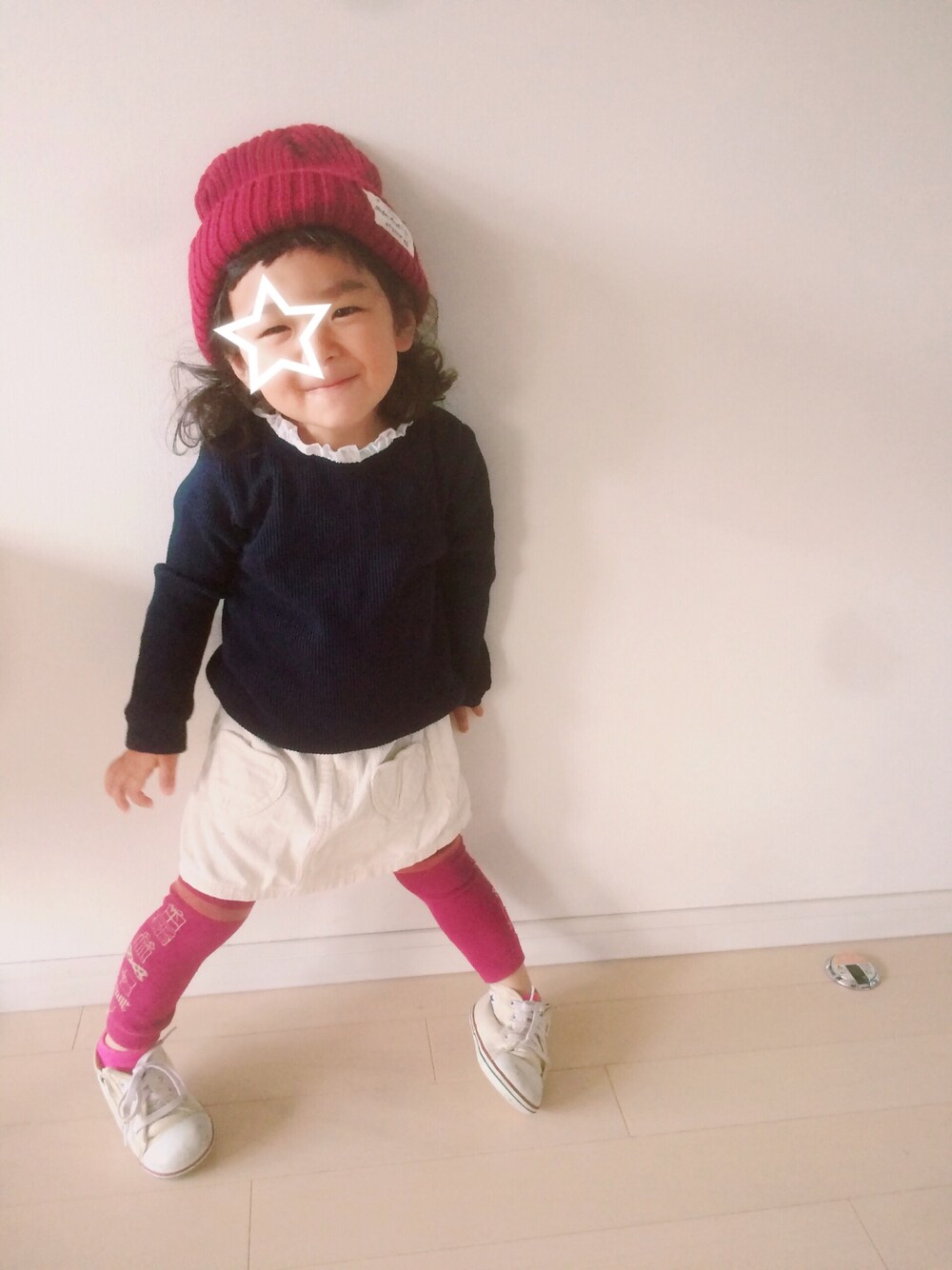 ブルー系のTシャツ/カットソー、ホワイト系のスニーカー、レッド系のニットキャップ/ビーニーを着用したキッズの秋コーディネートの1枚目の写真