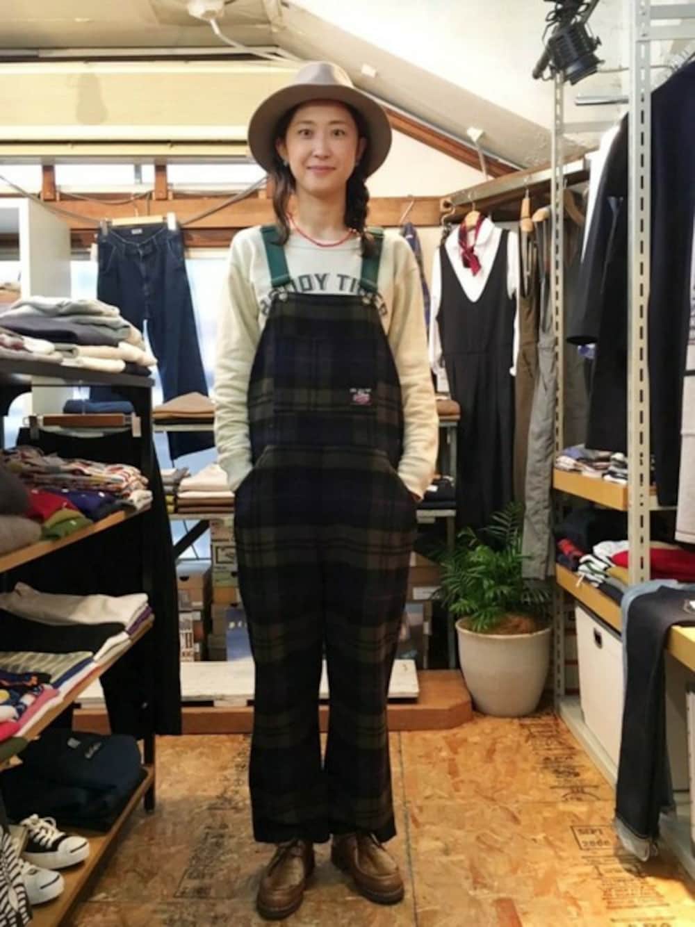 「スウェット、オーバーオール、ウールパンツ、ビーバー(BEAVER)、johnson woolen mills」｜「Johnson Woolen MillsのJOHNSON WOOLEN MILLS/ジョンソンウーレンミルズ　SP W'S BIB/オーバーオール（サロペット/オーバーオール、グリーン系）」を使った、YOSHIHARUさん（レディース・168cm）の秋コーディネートの1枚目の写真