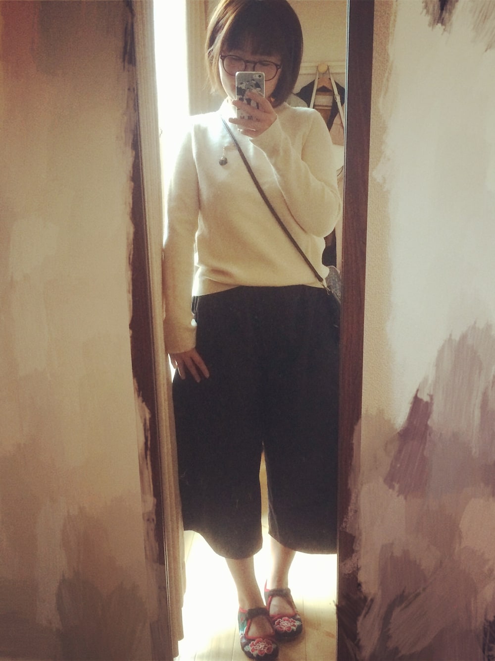 ブラック系のバッグ、その他のシューズを着用したレディースの秋コーディネートの1枚目の写真