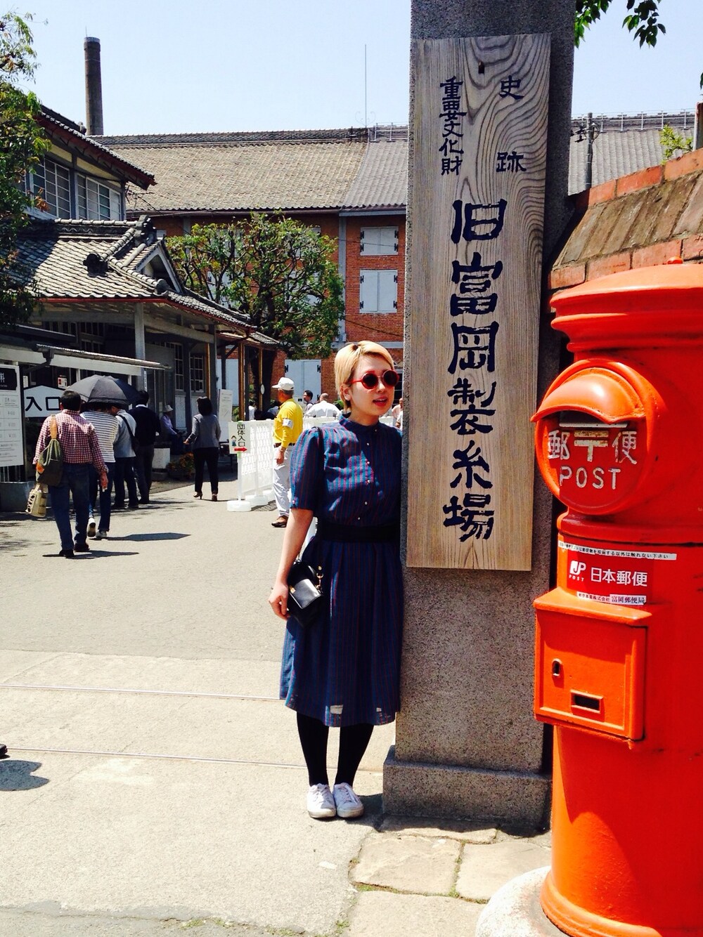 「富岡製糸場、群馬」｜「VINTAGEのアイテム（ワンピース、ブルー系）」を使った、KAHOさん（レディース・155cm）の冬コーディネートの1枚目の写真
