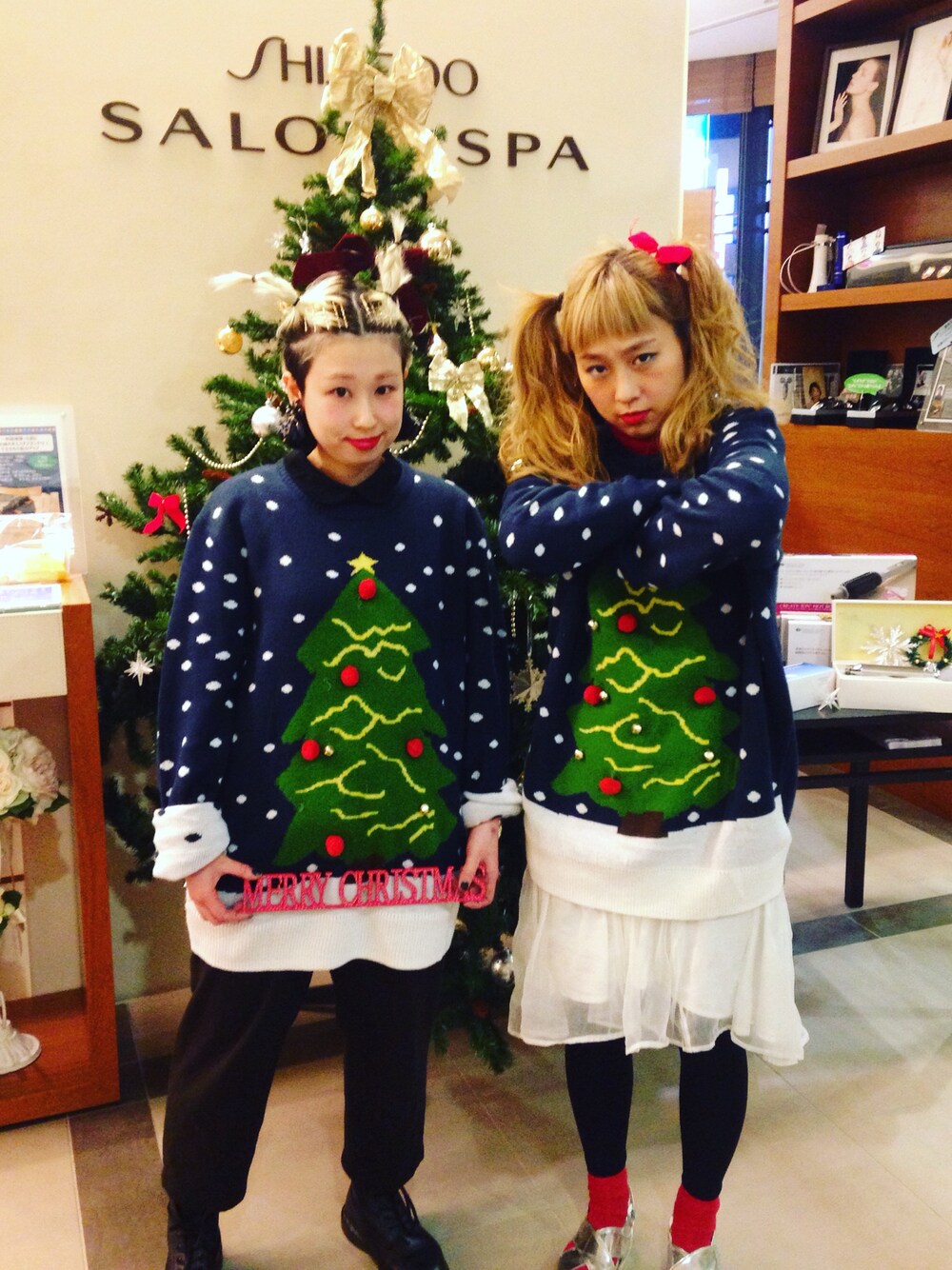 「クリスマス、資生堂サロンアンドスパ銀座」｜「H&Mのアイテム（ニット/セーター、グリーン系）」を使った、KAHOさん（レディース・155cm）の冬コーディネートの1枚目の写真
