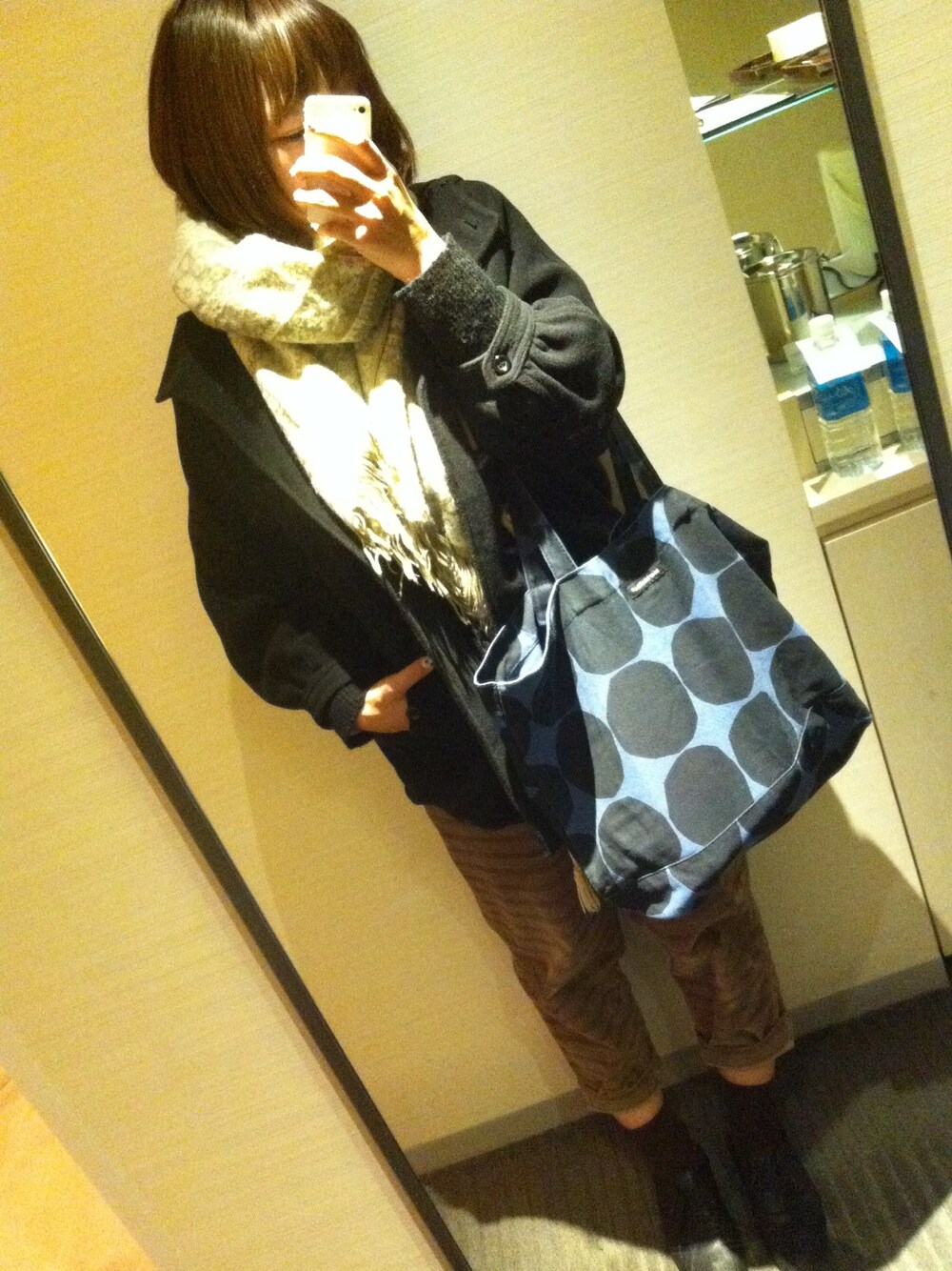 ブラック系のニット/セーター、ブラウン系のその他パンツ、ブラック系のドレスシューズを着用したレディースの冬コーディネートの1枚目の写真